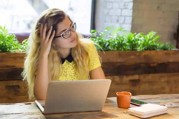 Netbook, sevimli kadın başarılı freelancer kafede otururken dizüstü bilgisayar kullanan çalışan genç kız öğrenci