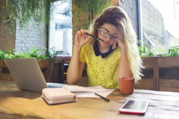 Netbook, sevimli kadın başarılı freelancer kafede otururken dizüstü bilgisayar kullanan çalışan genç kız öğrenci