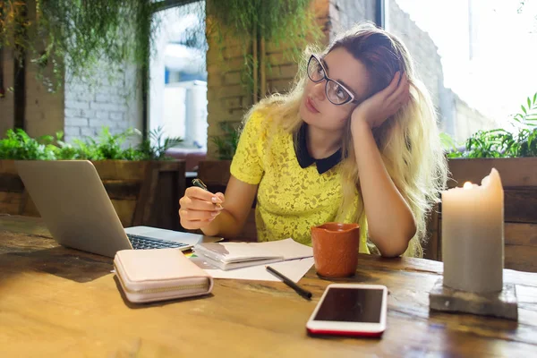 Tânără Studentă Care Lucrează Netbook Femeie Drăguță Freelancer Succes Folosind — Fotografie, imagine de stoc