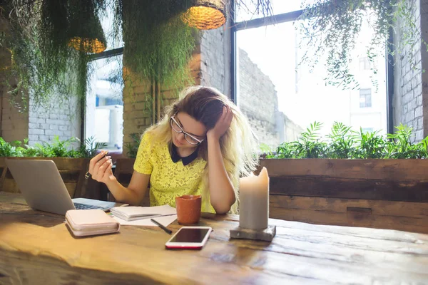 Tânără Studentă Care Lucrează Netbook Femeie Drăguță Freelancer Succes Folosind — Fotografie, imagine de stoc