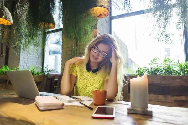 Tânără Studentă Care Lucrează Netbook Femeie Drăguță Freelancer Succes Folosind — Fotografie, imagine de stoc