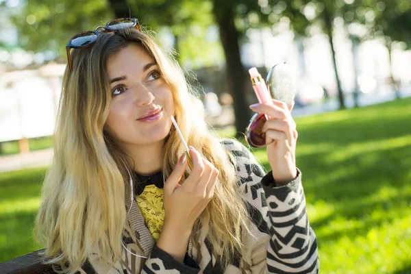 dudaklar parkta bankta oturan kız boyalar