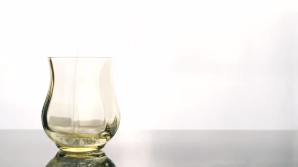 グラスに水を注ぐ — ストック動画