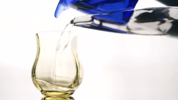 L'eau verser dans un verre 