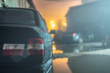 Gece geç saatlerde araba Far yarış. Sabah araba üzerinde su damlacıkları