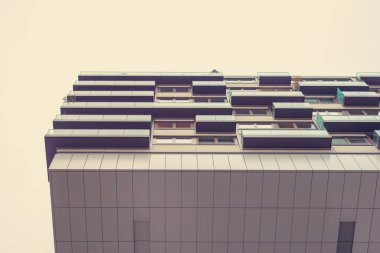 Köln, Almanya, Aralık 2017: Köln manzarası ile modern bouldings vinç evi parlak bir sonbahar gününde