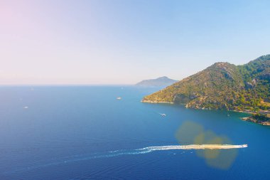 Denizin içinde dağların güzel sahne 