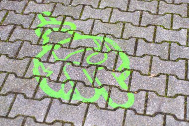 Elektrikli arabaların park sembolü şarj ediliyor