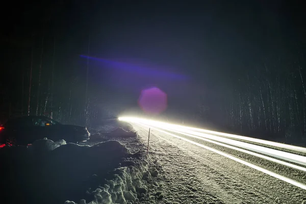 노출에 겨울도로에 자동차 헤드라이트 — 스톡 사진