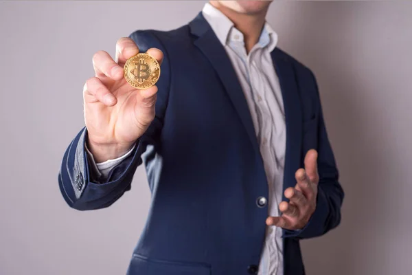 Golden Bitcoin Мужской Руке Символ Digitall Новой Виртуальной Валюты — стоковое фото