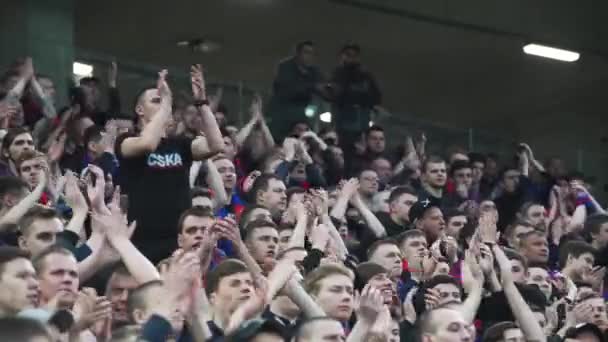 俄罗斯 莫斯科 2018年5月 莫斯科足球俱乐部的球迷在俄罗斯英超联赛冠军莫斯科莫斯科和 阿森纳之间的比赛图拉 — 图库视频影像