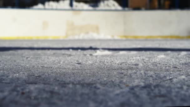 Cerrado Hombre Patinaje Sobre Hielo Parada — Vídeos de Stock