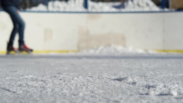 Close Man Ice Skating Stopping — Stock Video