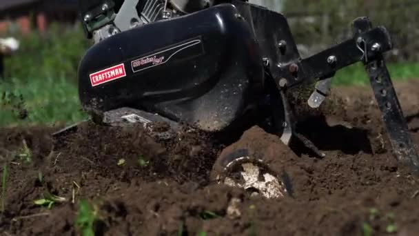 Rusia Dmitrov Junio 2018 Agricultor Cultiva Tierra Con Cultivador Agricultura — Vídeo de stock