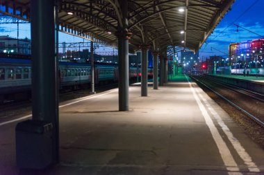 boş tren istasyonunda gece
