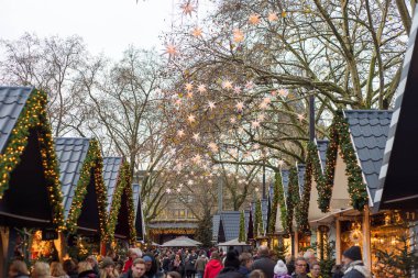 Almanya, Köln, Aralık 2017: Noel sırasında dünyanın en eski Noel pazarı tatil gıda satın Maerket insanlar shoppign geleneksel hediyeler ile