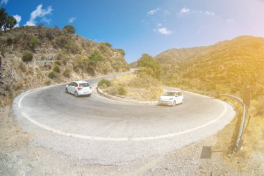 Tehlikeli bir serpentin turn'de iki araba