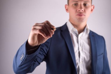 Beyaz arka plan üzerinde izole kalem ile yazma iş adamı