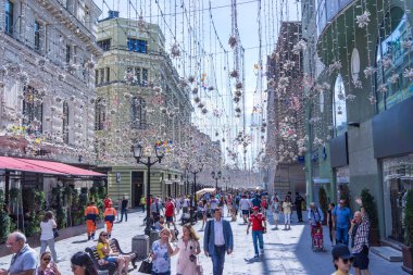 Rusya, Moskova, Temmuz 2018: Nikolskaya Street, 2018 Dünya Kupası sırasında Moskova turist