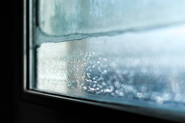 Penceresinde donmuş damla