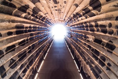 Taş bir tünelin sonunda ışık