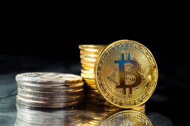 Siyah zemin üzerine altın Bitcoin