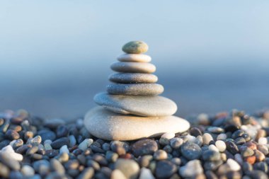 Çakıl Plajı simgeleyen istikrar, zen, uyum, denge üzerinde taşlar piramit. Sığ derinlik-in tarla.