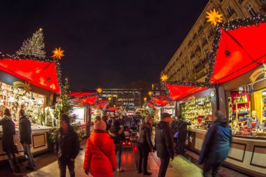Almanya, Köln, Aralık 2017: Noel sırasında dünyanın en eski Noel pazarı tatil gıda satın Maerket insanlar shoppign geleneksel hediyeler ile