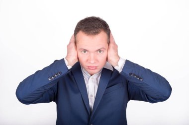 Genç bir işadamı elleriyle ağzını kapalı. Ben anlamak için dinlemek değil