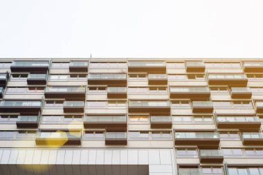 Köln, Almanya, Aralık 2017: Köln manzarası ile modern bouldings vinç evi parlak bir sonbahar gününde