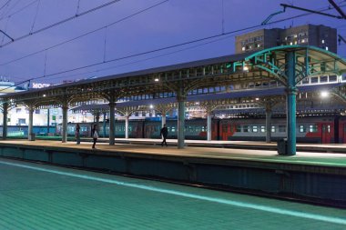 boş tren istasyonunda gece