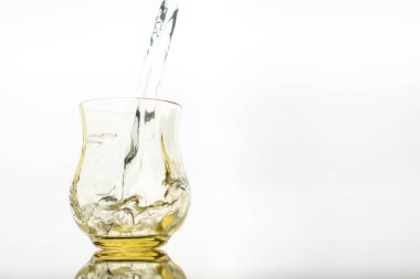 Beyaz bir arka plan üzerinde stüdyoda bir şişe su taze içmeliyim yakın çekim