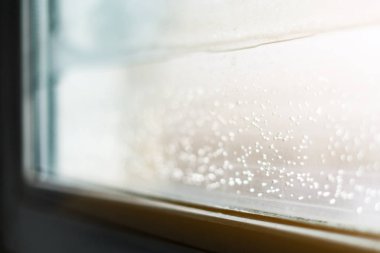 Penceresinde donmuş damla