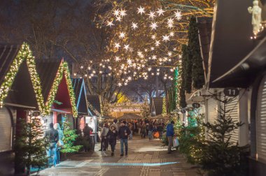 Almanya, Dortmund, Aralık 2017: İnsanlar Noel pazarı dinlenme 
