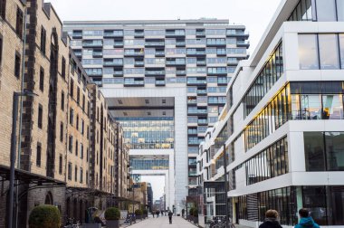 Köln, Almanya, Aralık 2017: Köln manzarası ile modern bouldings vinç evi parlak bir sonbahar gününde