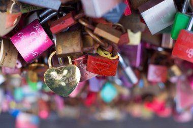 Köprü görünümü nerede insanlar onların aşk asma kilit koruma teller üzerinde asılı hızlı Köln. 