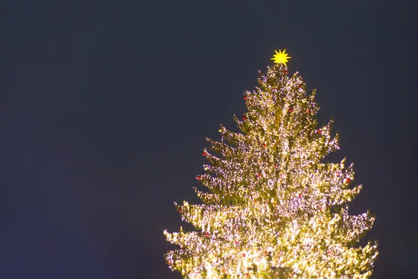 Árbol Navidad Bellamente Decorado Una Plaza Ciudad —  Fotos de Stock