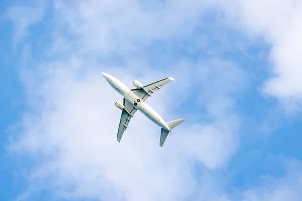 Gökyüzünde Bir Uçak — Stok fotoğraf