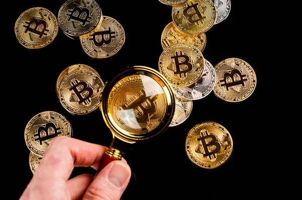 Büyüteç Tutarak Içinden Yeni Sanal Para Altın Bitcoin Arayan Kişi — Stok fotoğraf