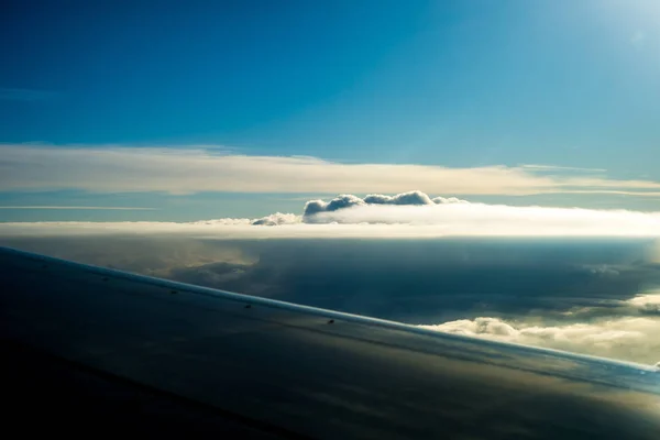 雲の上を飛ぶ飛行機 — ストック写真