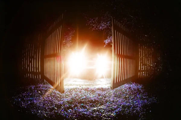 Samochód Stoi Terenie Domu Nocy Reflektory Światła Przez Płot — Zdjęcie stockowe