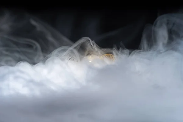 Dumanlı siyah zemin üzerine altın bitcoins. İş kavramı. Internet güvenlik ve koruma kavramı.