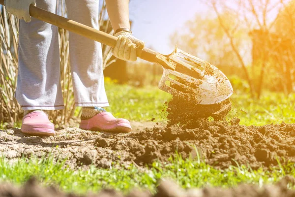 kadın bahçede kazı