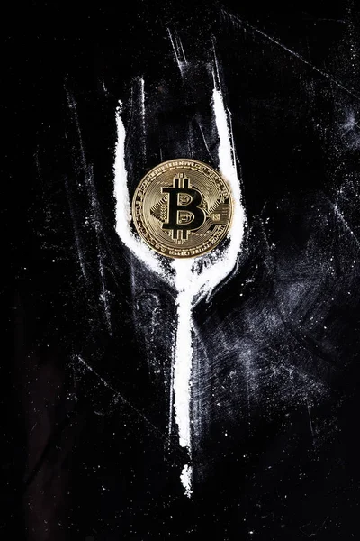 Altın Bitcoin Siyah Bir Masada Kokain Serpilir — Stok fotoğraf