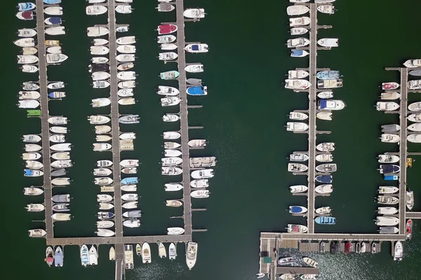 Parkování Jachty Marina Hodně Jachty Plachetnice Kotví Přístavišti Letecký Pohled — Stock fotografie