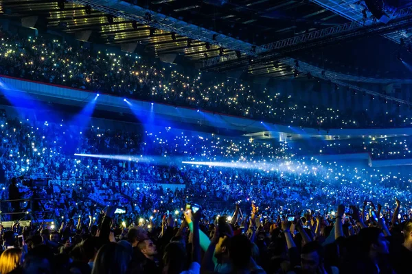 Rusia Moscú Marzo 2018 Multitud Concierto Con Las Manos Arriba — Foto de Stock