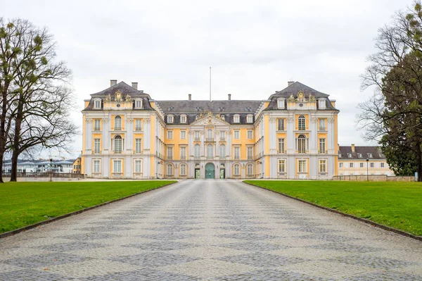 Augustusburg sarayda Brühl Almanya Rokoko yarattıkları ilk örneklerinden birini temsil eder.