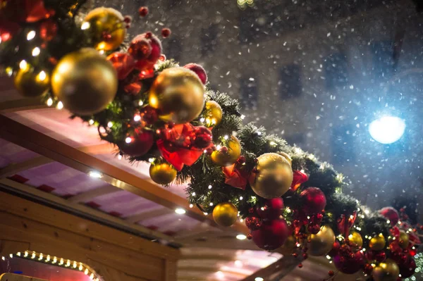 在降雪期间 圣诞市场上的美丽照明 — 图库照片