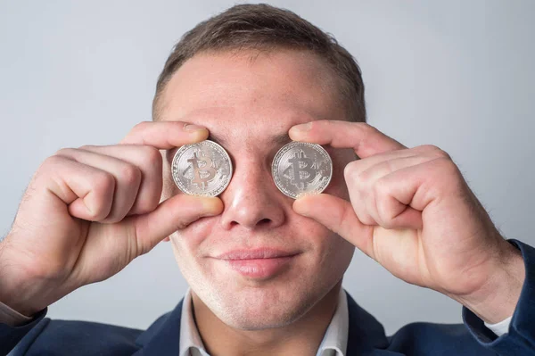 Мужчина Держит Биткойн Перед Глазами Глазах Денег Bitcoin — стоковое фото