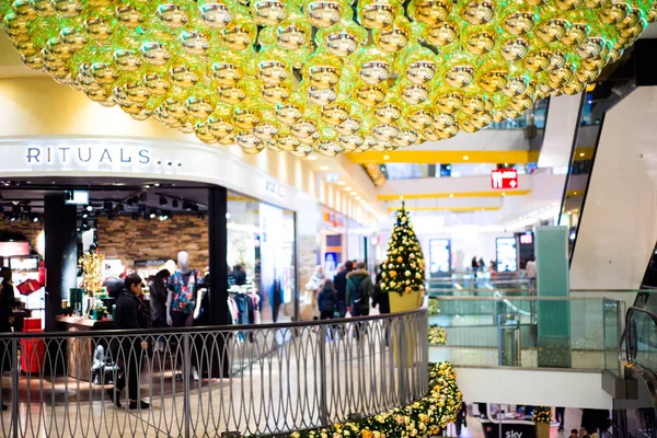 Bir Mağaza Noel Dekorasyonu Ile Bir Süpermarkette Noel — Stok fotoğraf